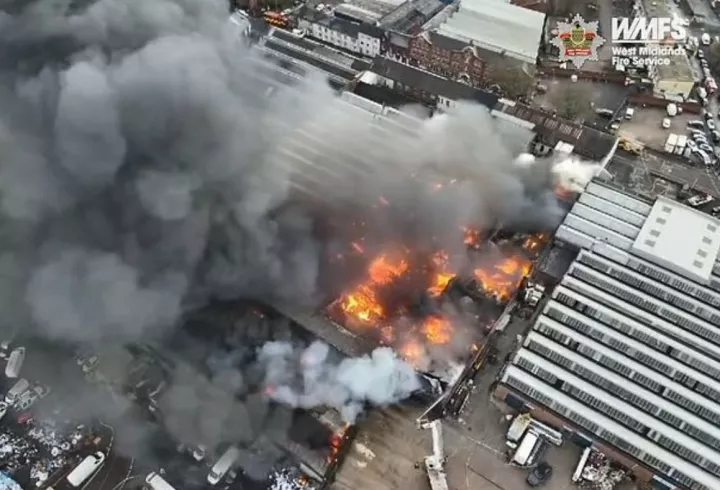 Βρετανία: Μεγάλη φωτιά σε εργοστάσιο στο Γουλβερχάμπτον (pics&vids)