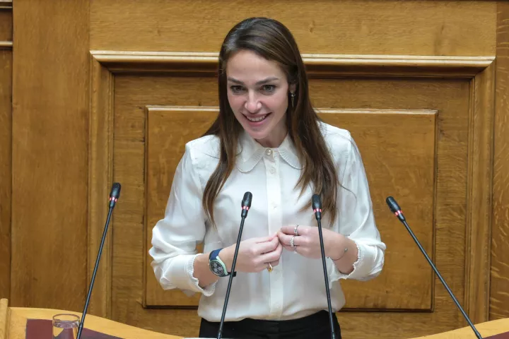 Τηλεδιασκέψεις  Δόμνας Μιχαηλίδου με βουλευτές για τη διεύρυνση του Προγράμματος Μετεγκατάστασης 