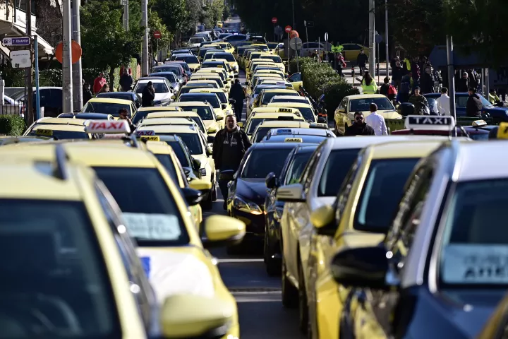 Ταξί: Συνεχίζεται και σήμερα η απεργία στην Αττική