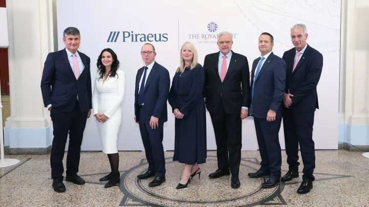 Το Βασιλικό Νομισματοκοπείο (The Royal Mint) και η Πειραιώς παρουσίασαν τη Χρυσή Λίρα με το ελληνικό ιδιόσημο «ΕΛ» προς τιμήν της Ελλάδας