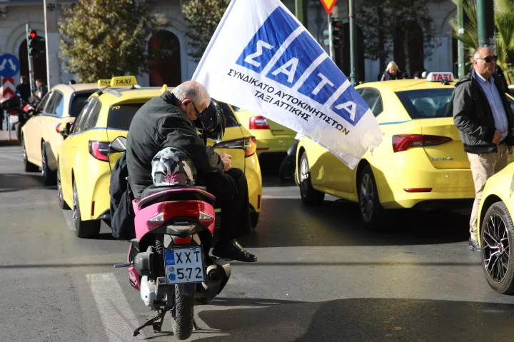 Παρατείνουν την απεργία τους τα ταξί ως το πρωί της Παρασκευής