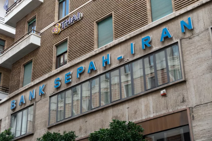 Ξεμένει από λεφτά η τράπεζα των Φρουρών της Επανάστασης