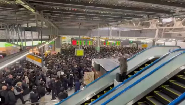 Ιαπωνία: Διακοπή ηλεκτροδότησης στο σιδηρόδρομο του Τόκιο - Προβλήματα για 673.000 επιβάτες (pics&vid)