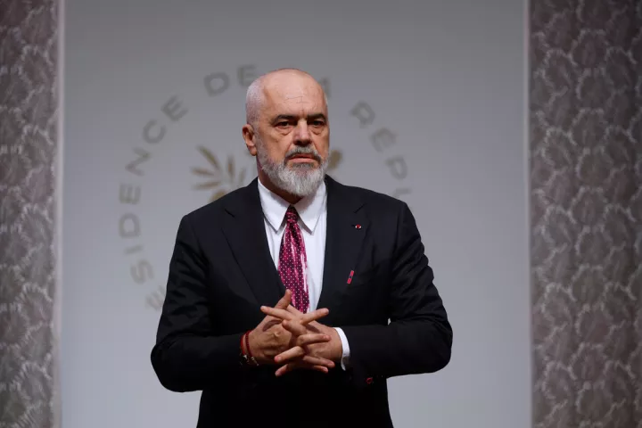 Επιμένει ο Ράμα: Δεν είναι απόγονοι του Πλάτωνα και του Αριστοτέλη όσοι γράφουν ή μιλούν ελληνικά με εθνικιστικό πάθος