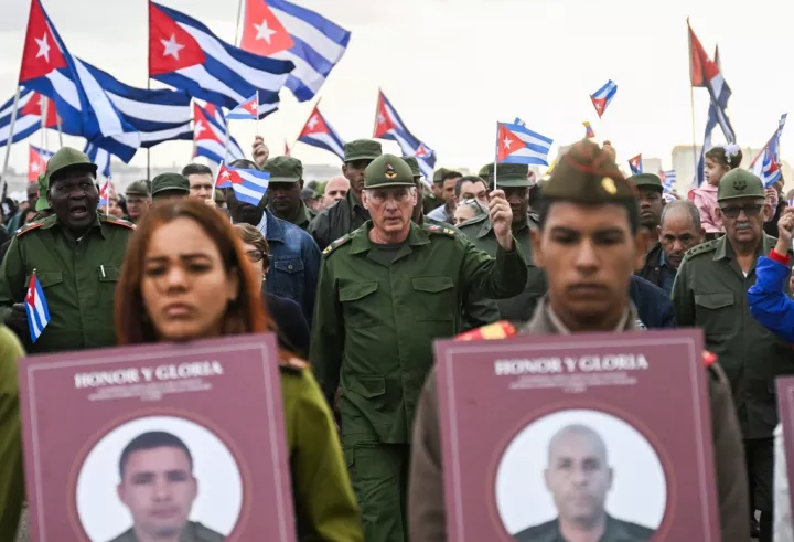 Κούβα: Χιλιάδες Κουβανοί διαδηλώνουν κατά του «αμερικανικού ιμπεριαλισμού» μπροστά από την πρεσβεία των ΗΠΑ στην Αβάνα (pics)
