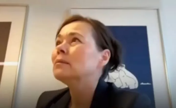 Έβαλε τα κλάματα σε ζωντανή σύνδεση η ΥΠΕΞ της Γροιλανδίας λόγω της «μεγάλης πίεσης» από τον Τραμπ (vid)