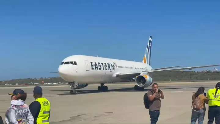 Στο Καράκας το πρώτο αεροπλάνο με Βενεζουελάνους απελαθέντες από τις ΗΠΑ μετά τη σύλληψη Μαδούρο (vid)