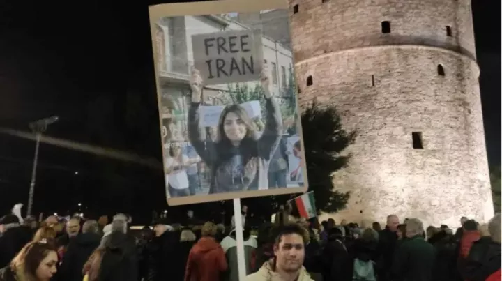 Θεσσαλονίκη: «Ελευθερία και Δημοκρατία στο Ιράν» - Συγκέντρωση συμπαράστασης στον Λευκό Πύργο (pics&vids)