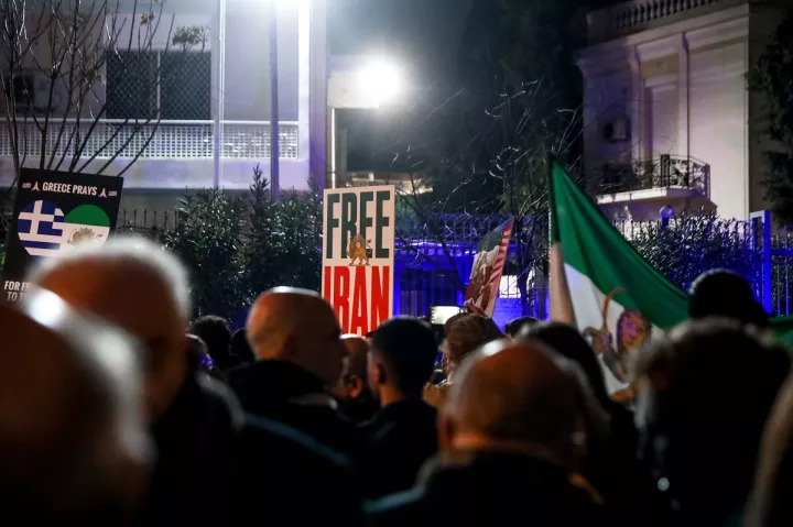 Free Iran: Πλήθος κόσμου στη διαμαρτυρία έξω από την ιρανική πρεσβεία στην Αθήνα (pics)