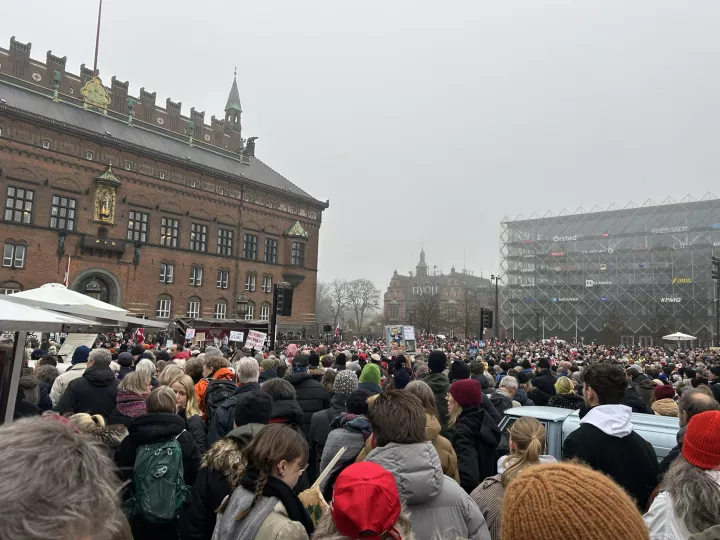 Δανία: Χιλιάδες διαδηλωτές στην Κοπεγχάγη κατά των σχεδίων του Τραμπ για τη Γροιλανδία (pics&vids)
