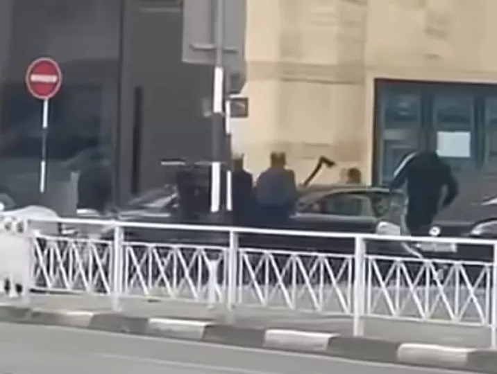 Βίντεο από την άγρια συμπλοκή στη Λάρνακα - Τρέχουν με όπλα και τσεκούρια στα χέρια