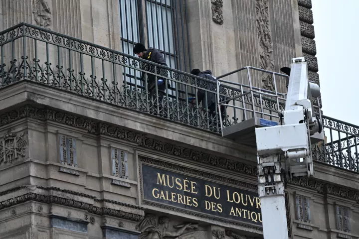 Άφαντα τα κλοπιμαία από το Λούβρο, παρά τις συλλήψεις: «Δεν έχουμε πει την τελευταία μας λέξη», λένε οι Αρχές