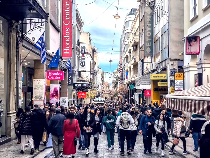 Ανοικτά τα εμπορικά καταστήματα σήμερα: H πρώτη Κυριακή της χειμερινής εκπτωτικής περιόδου