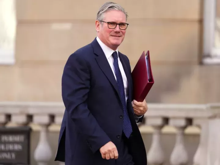 Μπαράζ τηλεφωνικών επαφών Στάρμερ με Τραμπ και Ευρωπαίους 