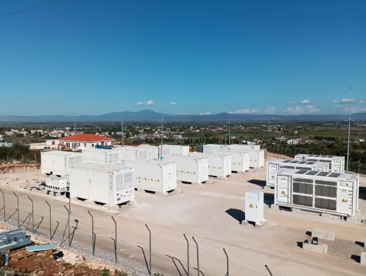 Η MORE ολοκλήρωσε την κατασκευή τριών ανεξάρτητων συστημάτων αποθήκευσης ενέργειας στην Ελλάδα