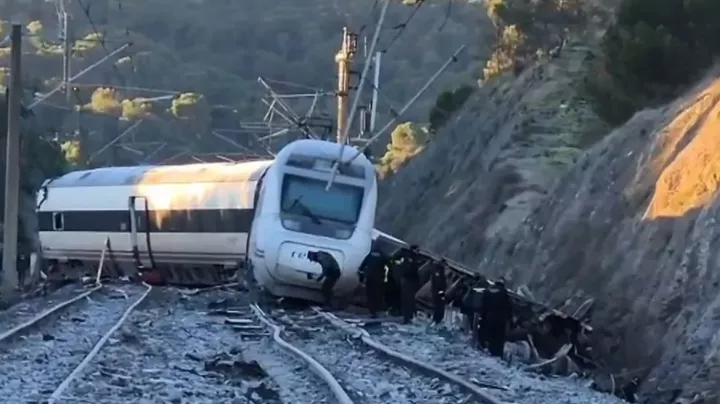 Ισπανία: Η κυβέρνηση Σάντσεθ αντιμέτωπη με τα αίτια της τραγωδίας - Την Πέμπτη είχε γίνει ο τελευταίος έλεγχος(pics&vids)