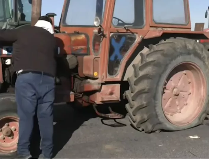 Αγροτικά μπλόκα: Μήνυση κατ’ αγνώστων για τις φθορές σε τρακτέρ αγροτών 