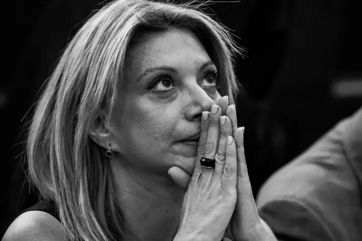 Στην πυρά η Καρυστιανού από όσους την χρησιμοποίησαν ως τώρα