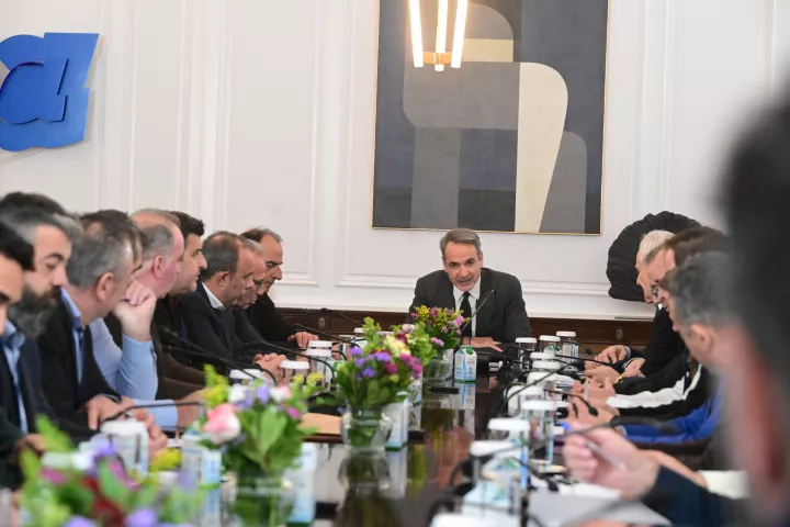 Μικροεπεισόδιο στο Μαξίμου για την ευλογιά των αιγοπροβάτων - Έληξε με παρέμβαση Μητσοτάκη