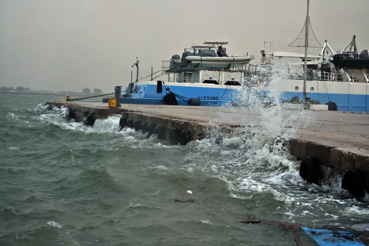 Προβλήματα σε ακτοπλοϊκά δρομολόγια στη δυτική Ελλάδα λόγω ισχυρών ανέμων - Πού θα έχει βροχές και χιόνια