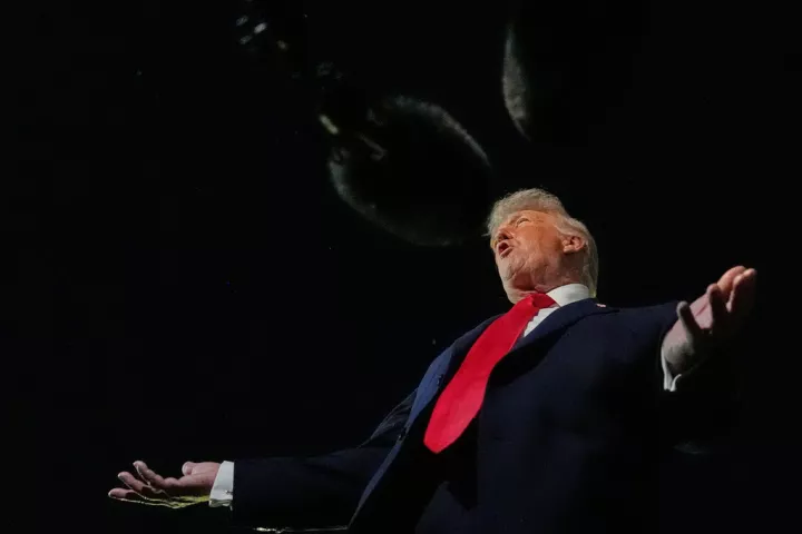 Συνεχίζει ο Τραμπ: Η Δανία δεν μπορεί να προστατέψει τη Γροιλανδία - Απειλές για δασμούς 200% στη Γαλλία