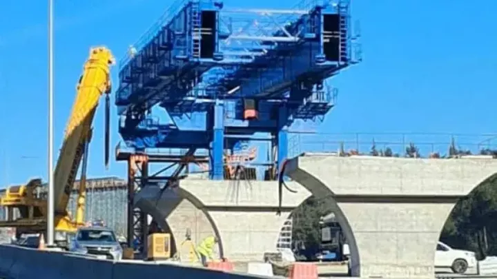 Σπάει τα «κοντέρ» το Flyover: Νωρίτερα η παράδοσή του – Το μπλε καλούπι καταλύτης στην επιτάχυνση του έργου