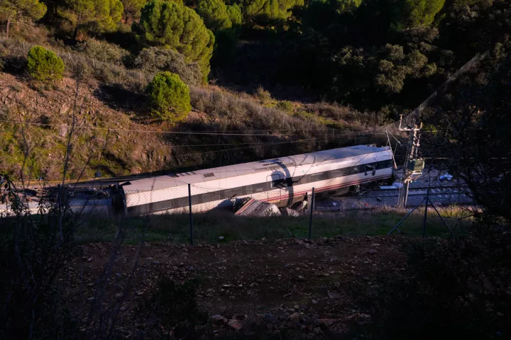 Ρήγμα άνω των 30 εκατοστών στις ράγες - Ψάχνουν για σορούς στα συντρίμμια των βαγονιών, 41 νεκροί (vids)