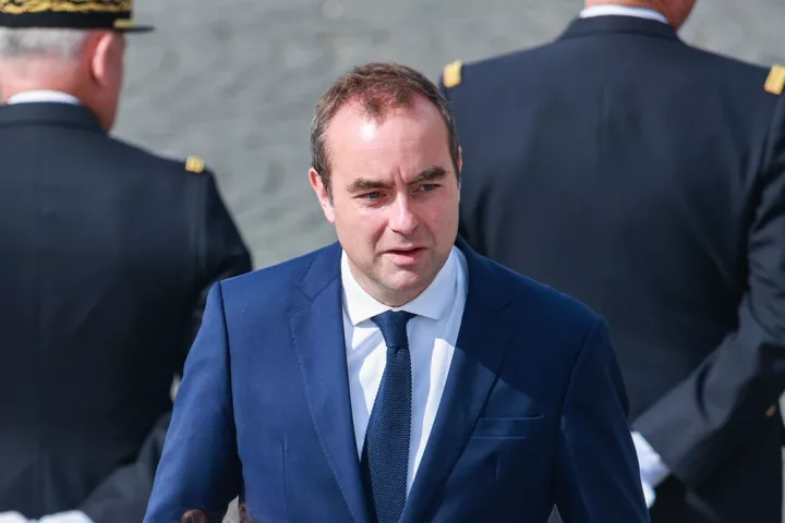 Ο Λεκορνί προσέφυγε στο άρθρο 49.3 του Συντάγματος για να περάσει τον προϋπολογισμό