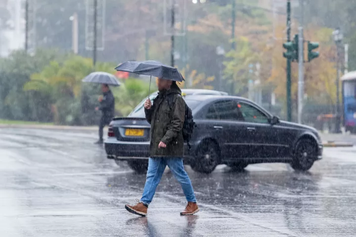 Κακοκαιρία: Σε κόκκινο συναγερμό πέντε περιφέρειες - Ακραίες βροχοπτώσεις, κλειστά τα σχολεία στην Αττική