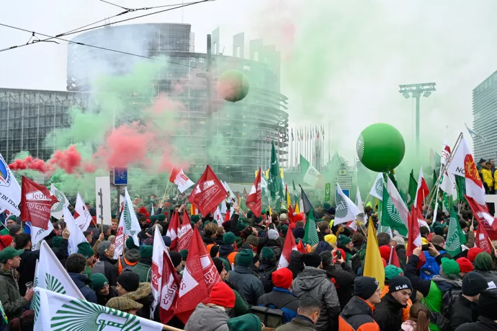 Διαδήλωση αγροτών έξω από το Ευρ. Κοινοβούλιο για τη Mercosur: Επεισόδια, φωτιές και δακρυγόνα