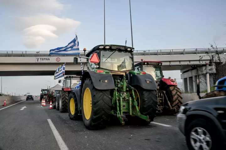 Αγροτικά μπλόκα: Αποχωρούν και από την Αθηνών - Λαμίας τα τρακτέρ - Όλα ανοιχτά για κάθοδο στην Αθήνα