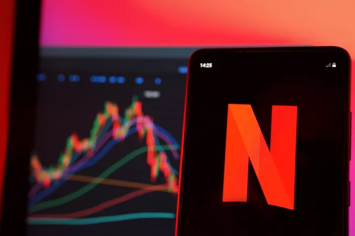 Netflix: Ισχυρές απώλειες στη μετοχή εν μέσω της «μάχης» για την Warner Bros.