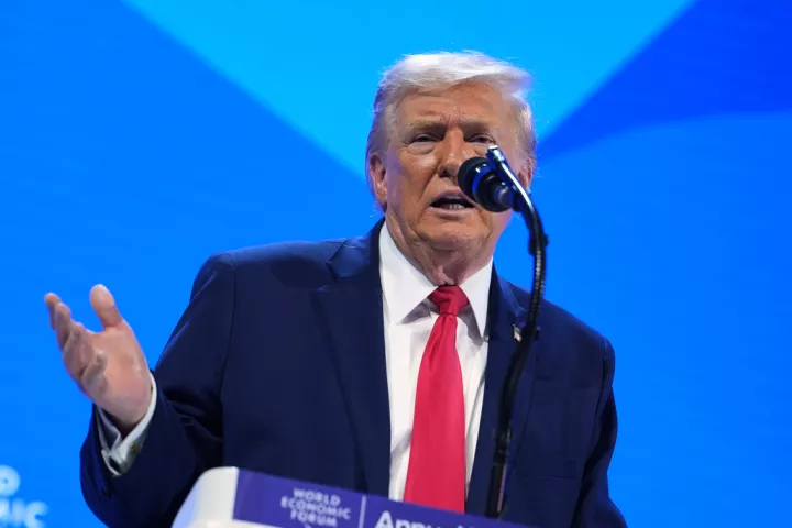 Ο Τραμπ χλεύασε τον Μακρόν για τα γυαλιά ηλίου που φόραγε την ομιλία του στο Νταβός