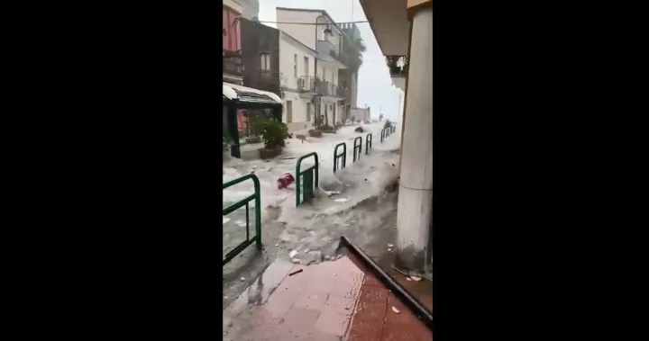 Ξεπέρασαν το μισό δισ. ευρώ οι ζημιές από το κύμα κακοκαιρίας που πλήττει τη Σικελία (vid)