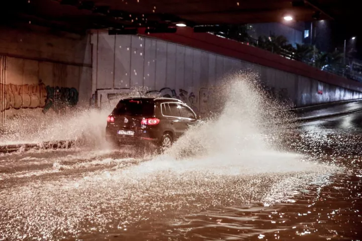Η κακοκαιρία «σαρώνει» στην Αττική: Ποτάμια οι δρόμοι - Μήνυμα 112 στον Ασπρόπυργο, εκκενώνεται η περιοχή Γκορυτσά