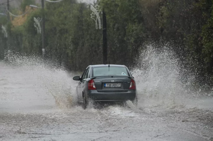 Μήνυμα 112 στον Ασπρόπυργο: Υπερχείλισε ρέμα, εκκενώνεται η περιοχή Γκορύτσα 