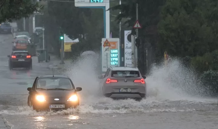 Προβλήματα σε Ηλεκτρικό και Τραμ  λόγω της σφοδρής βροχόπτωσης 