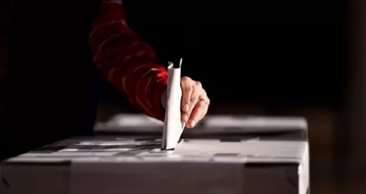 Σε υψηλά δεκαετίας η διαφορά 16,5 μονάδων της ΝΔ από ΠΑΣΟΚ - Μάχη Καρυστιανού με Τσίπρα για την Αριστερά