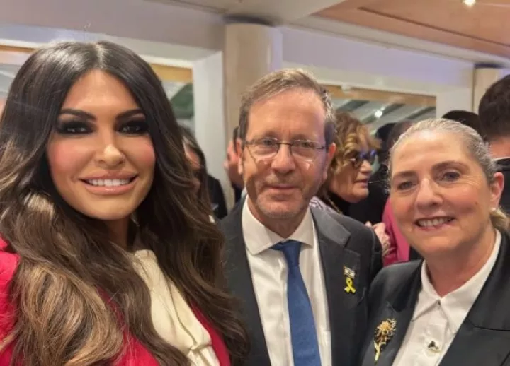 Στο Νταβός η Κίμπερλι Γκίλφοϊλ - Συναντήθηκε με τον πρόεδρο του Ισραήλ