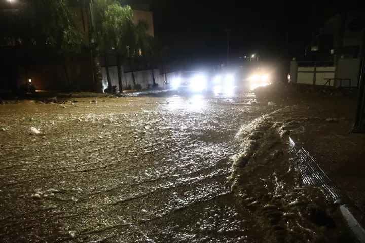 Έπεσε το νερό μισού χρόνου σε μια μέρα - Σε εξέλιξη η κακοκαιρία, ποιες περιοχές θα πληγούν σήμερα 