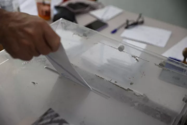 Προβάδισμα 16 μονάδων για τη ΝΔ, δεύτερο το ΠΑΣΟΚ - Στο 42% οι αρνητικές γνώμες για Καρυστιανού 