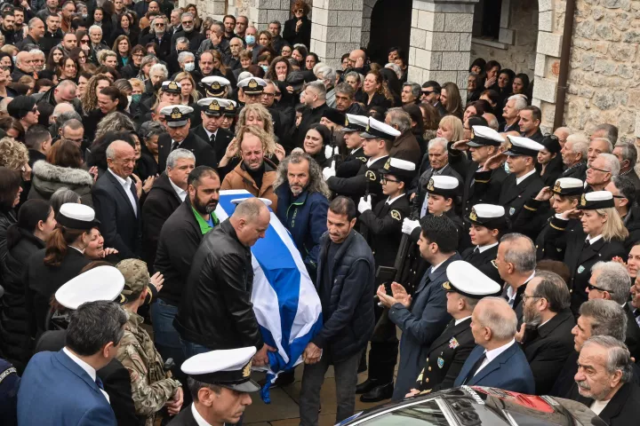 Η Βουλή «υιοθετεί» το 9χρονο παιδί του Λιμενικού που έχασε τη ζωή του στο Άστρος Κυνουρίας - Οδύνη στη κηδεία του