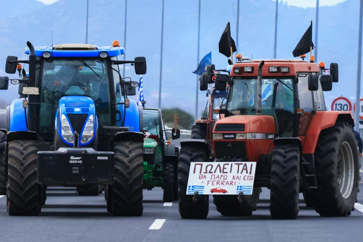 Αποχωρούν από το μπλόκο της Νίκαιας οι αγρότες της Θεσσαλίας