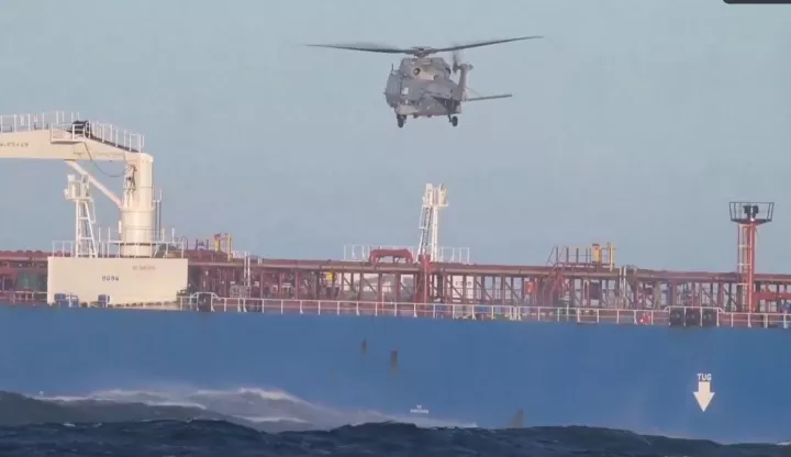 Καρέ-καρέ η κατάληψη του ρωσικού τάνκερ: Βίντεο από την επιχείρηση των Γάλλων στη Μεσόγειο