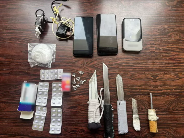 Έφοδος της ΕΛ.ΑΣ. στις φυλακές Μαλανδρίνου - Εντοπίστηκαν μαχαίρια, ναρκωτικά και κινητά τηλέφωνα