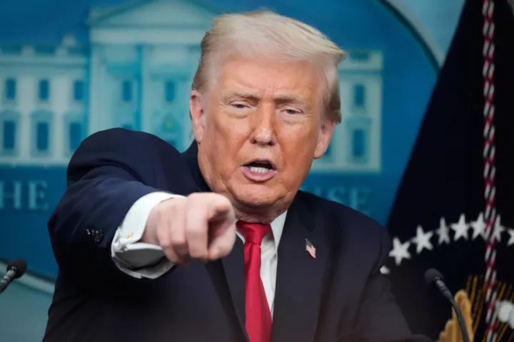 Ο Τραμπ αποκαλεί «δράστη» τον 37χρονο που σκοτώθηκε στη Μινεάπολη - «Δήμαρχος και κυβερνήτης υποκινούν την εξέγερση»