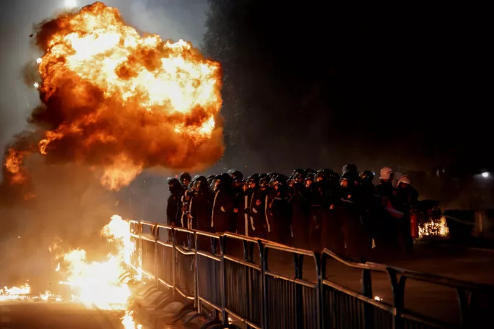 Επεισόδια σε αντικυβερνητική διαδήλωση στα Τίρανα με μολότοφ, δακρυγόνα και τραυματίες (pics&vids)