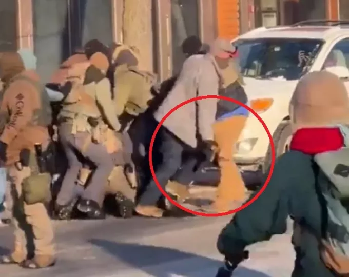 Μινεάπολη: Νέο βίντεο δείχνει πράκτορα με πολιτικά να παίρνει το όπλο του 37χρονου και στη συνέχεια να τον πυροβολούν