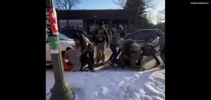 Μινεάπολη: Βίντεο δείχνει αξιωματικό του DHS να χειροκροτά μετά τον πυροβολισμό άνδρα από πράκτορες της ICE (vid)