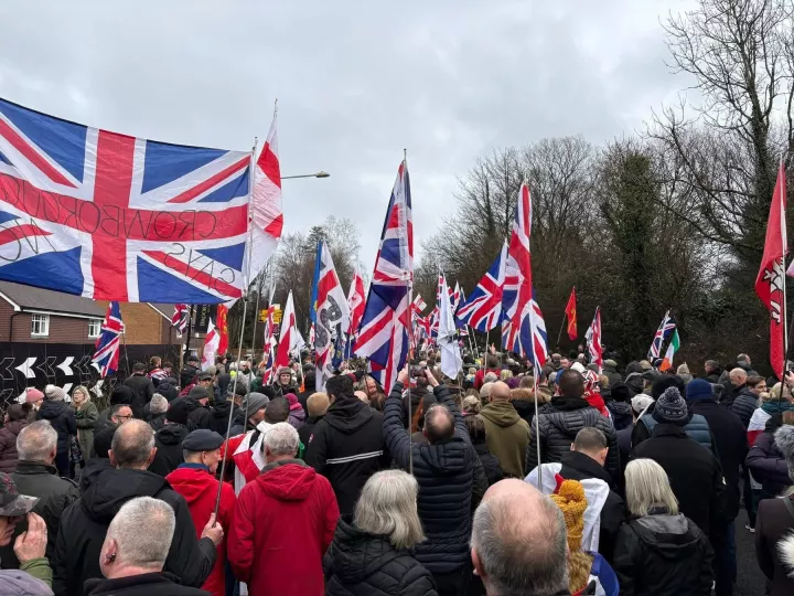 Βρετανία: Διαδήλωση έξω από πρώην στρατόπεδο στο Κρόουμπορο όπου θα φιλοξενηθούν αιτούντες άσυλο (pics&vids)